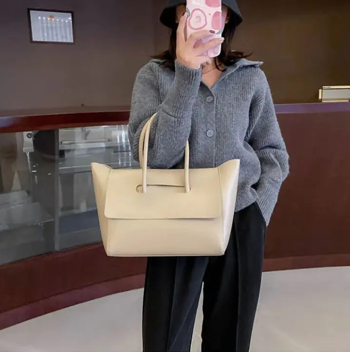 New Fashion Women's Large Capacity Handbag High Quality PU Leather Shoulder Bag Heart Bound Gifts